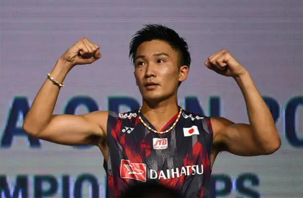 Foto Momota Kento menerima penghargaan