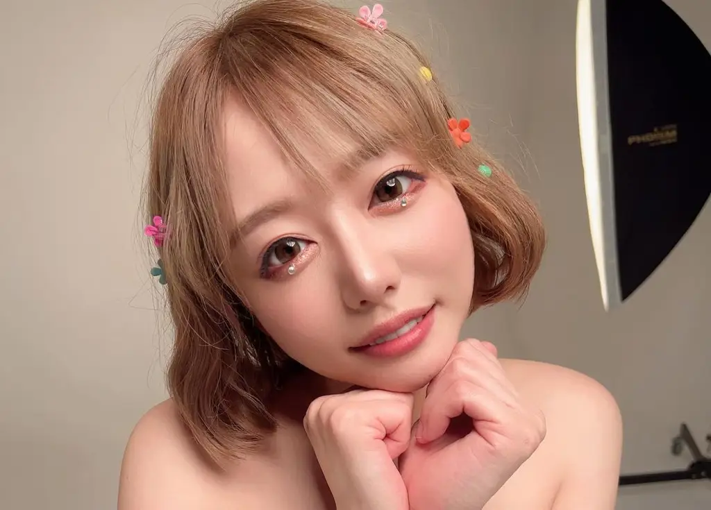 Foto Hamasaki Mao menerima penghargaan