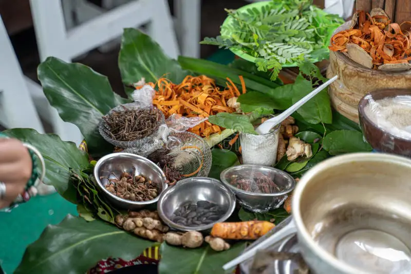 Gambar seorang tabib Jawa tradisional sedang melakukan pengobatan