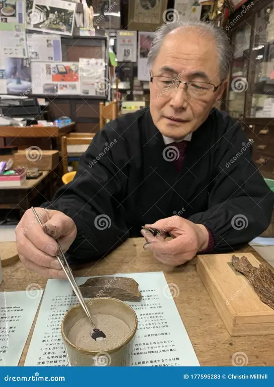 Gambar yang menggambarkan praktik pengobatan tradisional Jepang yang relevan dengan latar belakang cerita.