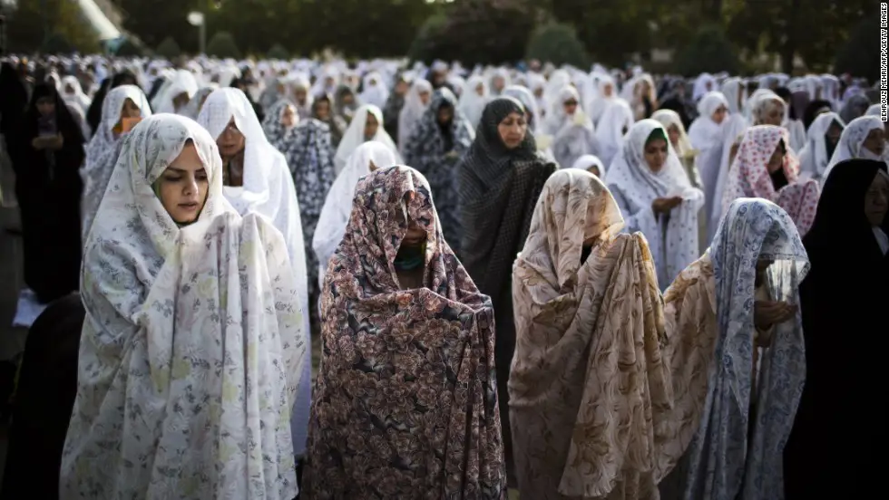 Gambar seorang gadis muslim mengenakan hijab