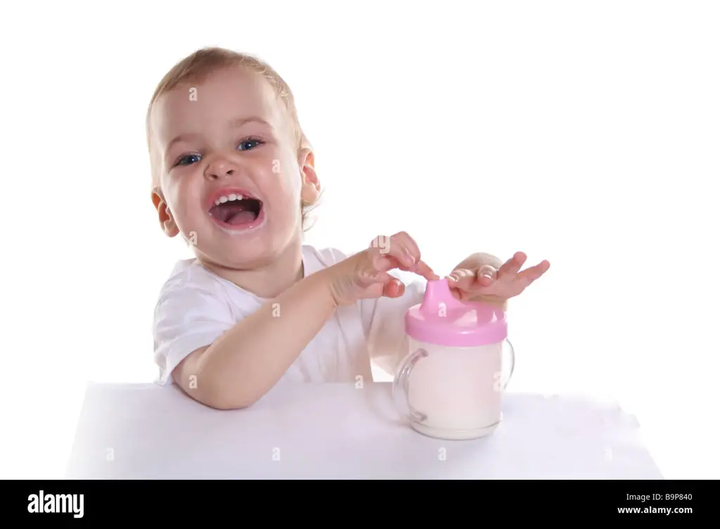 Bayi Gembira Minum Susu