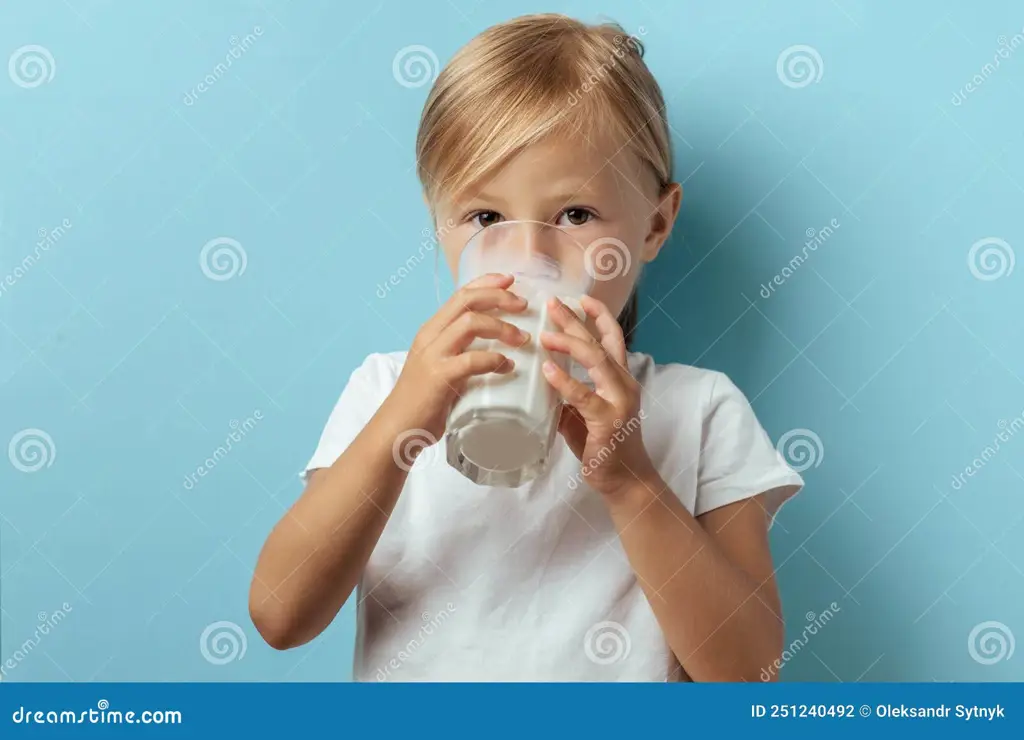 Anak sedang minum susu