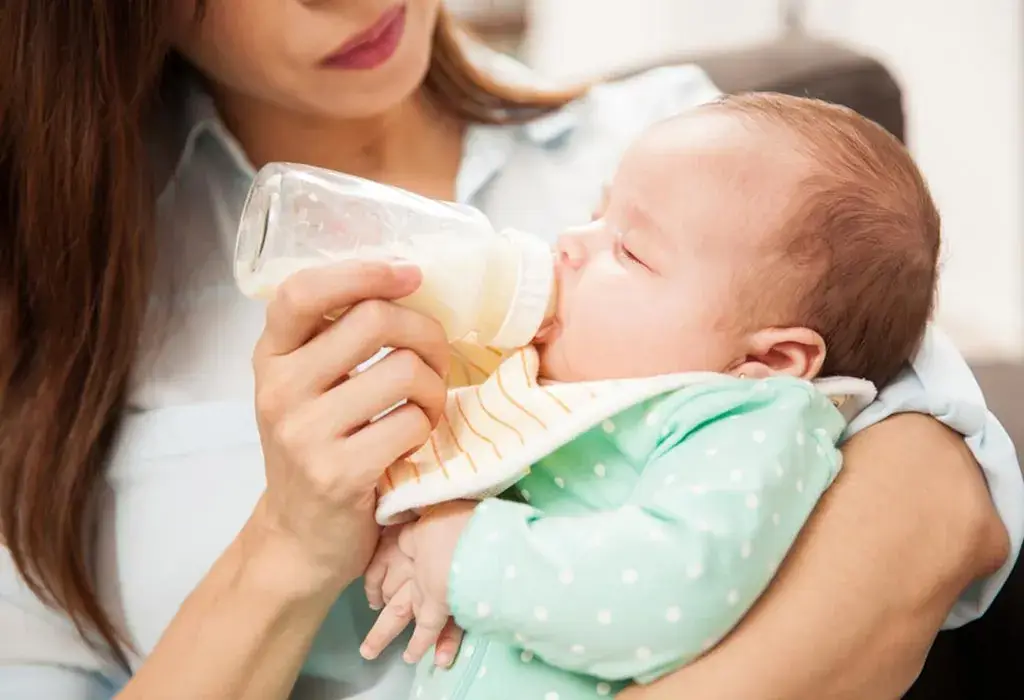 Bayi sedang minum susu soya