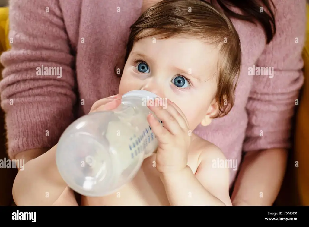 Bayi Gembira Minum Susu