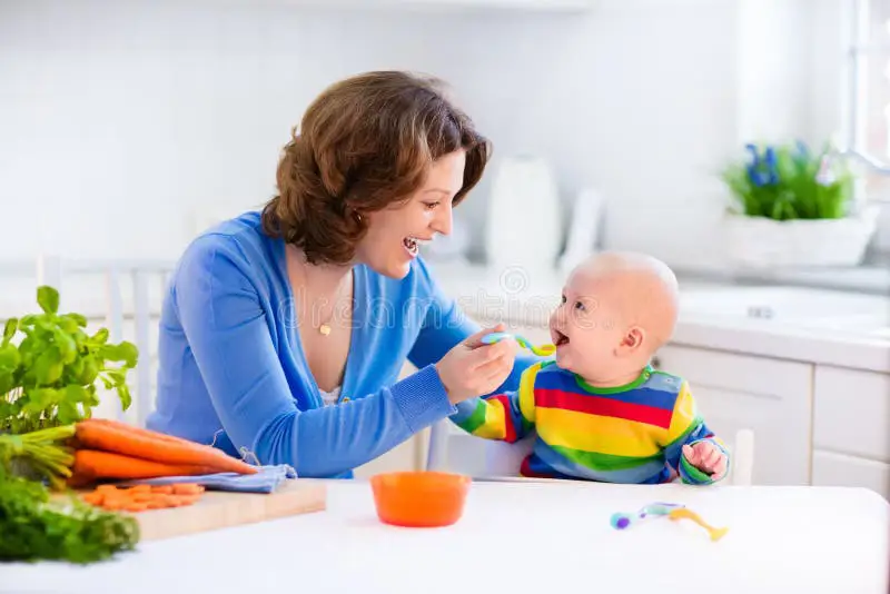 Ibu memberi makan bayi makanan sehat