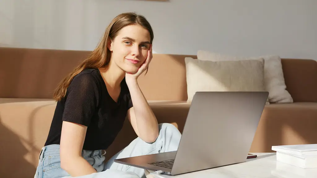 Seorang wanita sedang menggunakan laptop