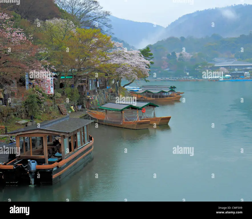 Perahu tradisional Jepang yang digunakan untuk menjelajahi pulau-pulau