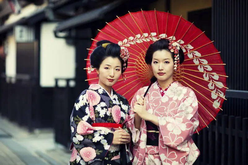 Geisha dalam pakaian tradisional Jepang