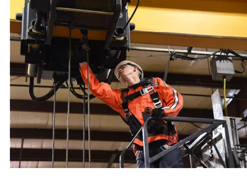 Teknisi sedang melakukan perawatan crane.