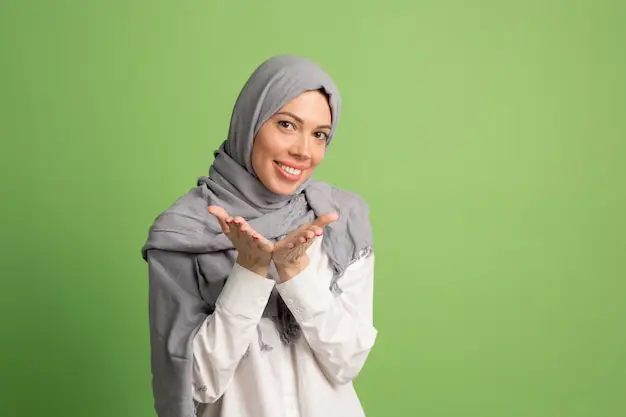 Wanita berhijab bahagia dengan rambut berkilau