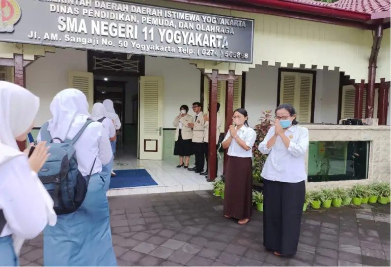 Foto siswa-siswi SMA Negeri 11 Jogja sedang merayakan prestasi