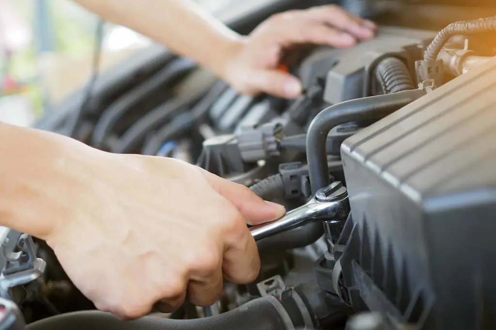 Mekanik sedang memperbaiki mobil