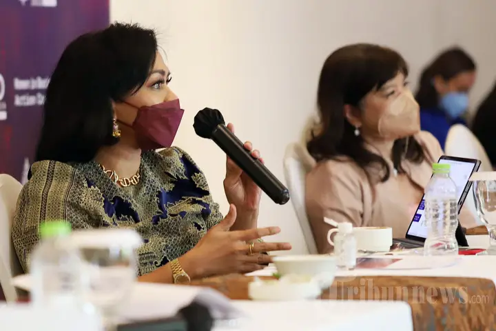 Wanita Indonesia dalam rapat bisnis