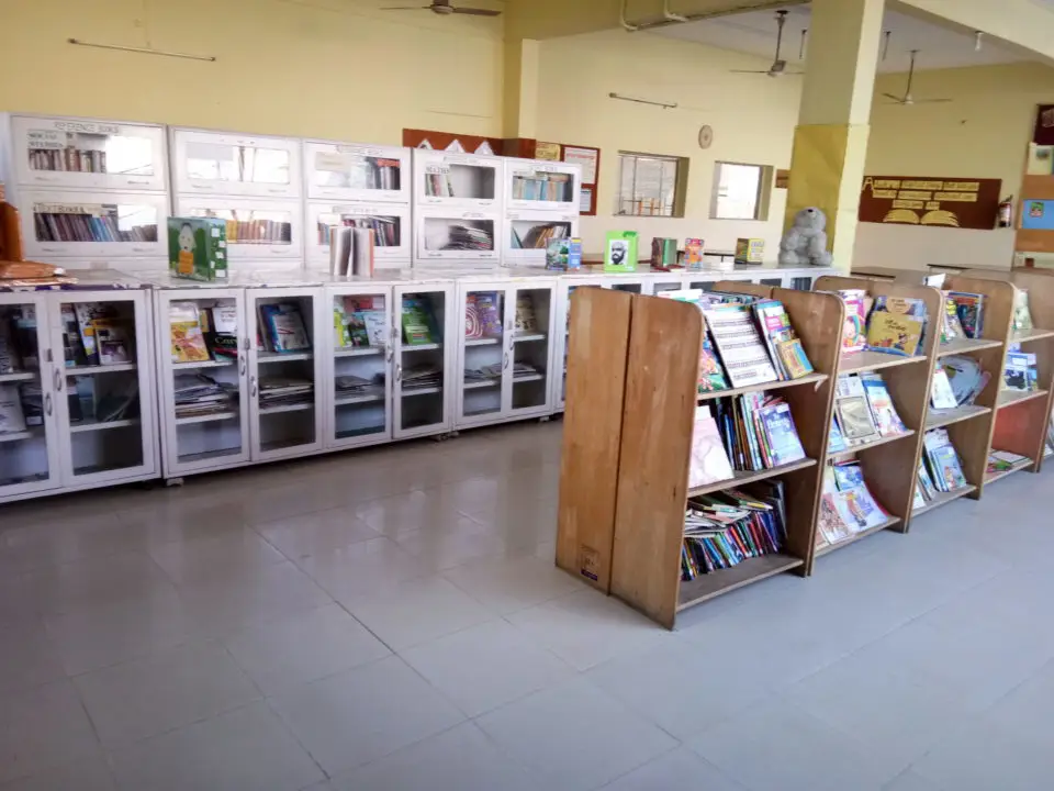 Gambar perpustakaan modern di SMA Indonesia