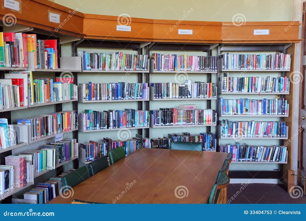 Perpustakaan sekolah dengan rak buku