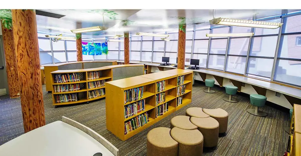 Gambar perpustakaan sekolah modern dengan banyak buku