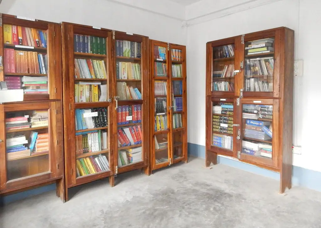 Perpustakaan modern di SMA Dyatmika Denpasar