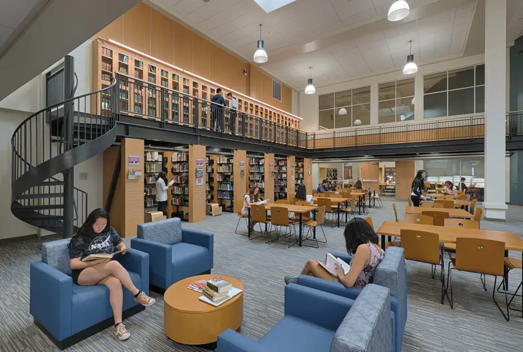 Perpustakaan modern dan nyaman di SMA Santa Maria Monica.