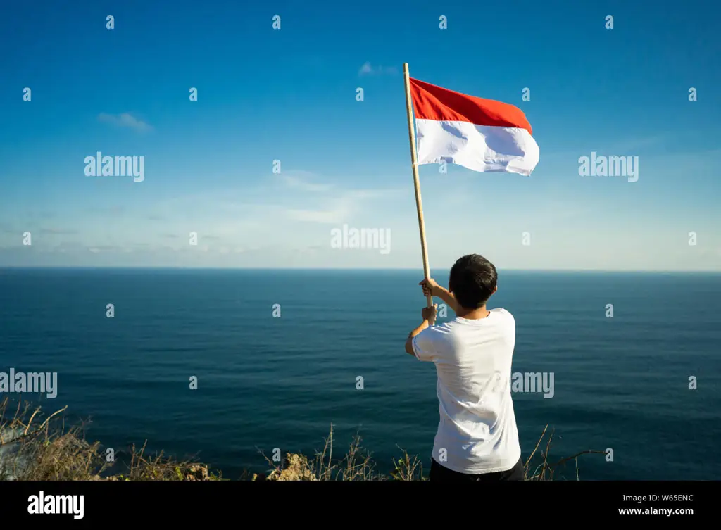 Gambar bendera Indonesia dikelilingi oleh orang-orang dari berbagai latar belakang