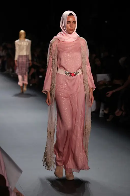 Para peserta Miss Hijab Hyper Project tampil memukau dalam balutan busana muslim modern.