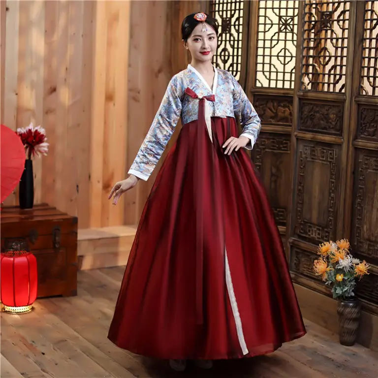 Aktris Korea mengenakan hanbok tradisional