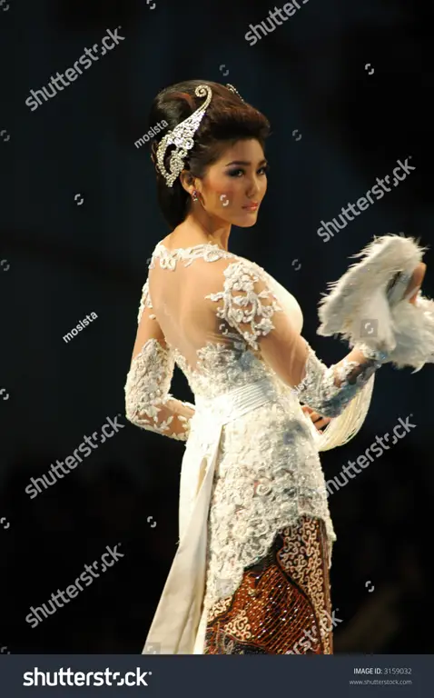 Foto-foto dari sebuah fashion show yang menampilkan batik dan kebaya.