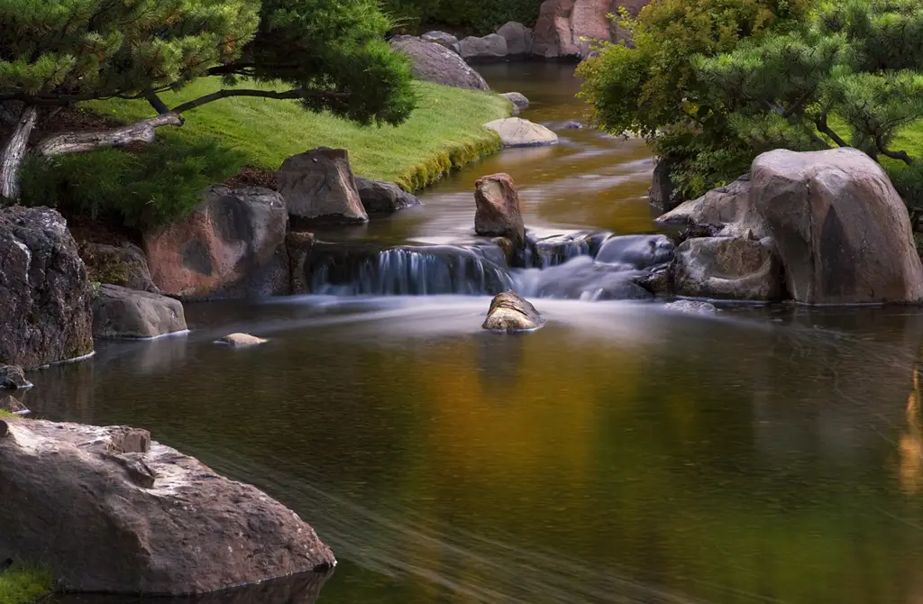 Taman Jepang di malam hari dengan efek bokeh