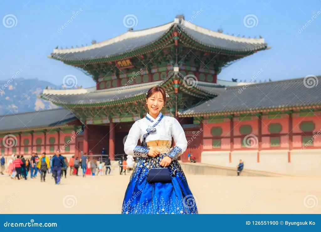 Wanita Korea cantik mengenakan hanbok