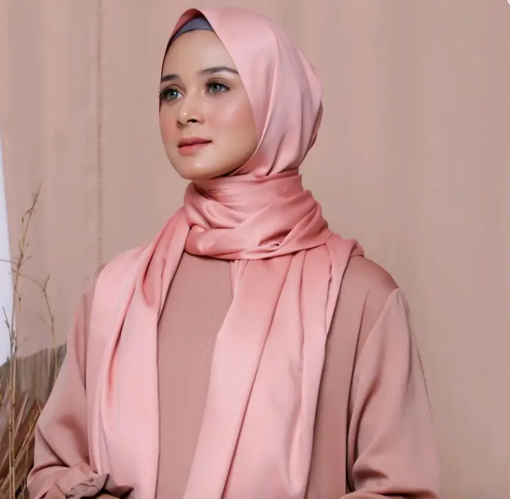 Kebaya hijab berbahan brokat yang mewah dan cocok untuk acara formal