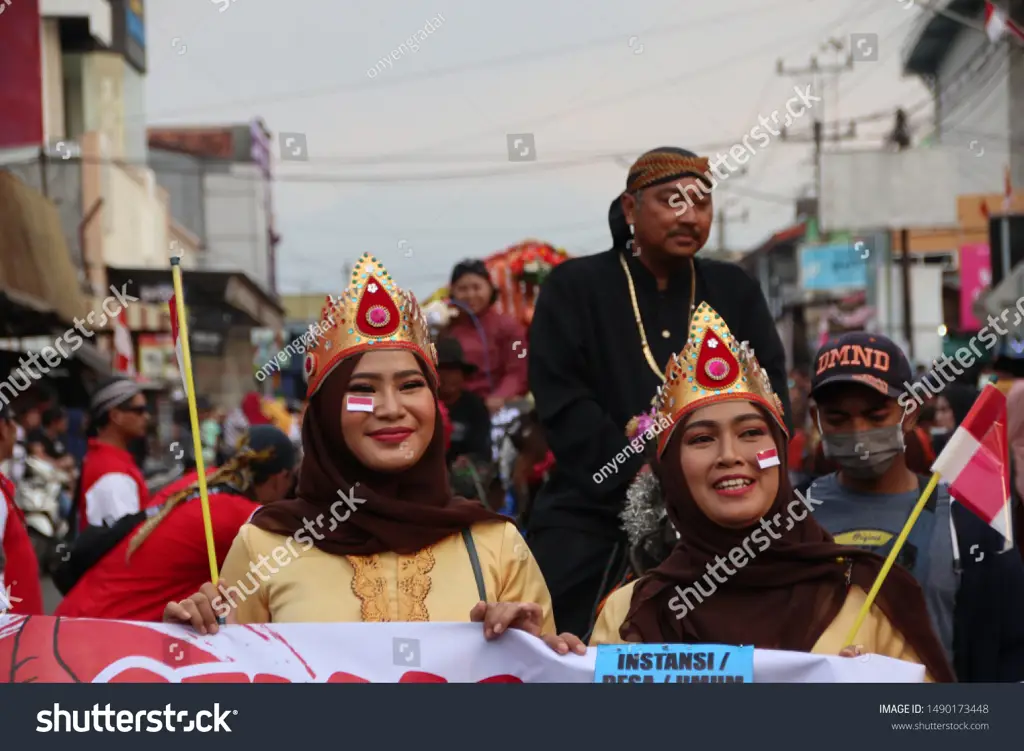 Wanita Indonesia cantik dalam pakaian adat