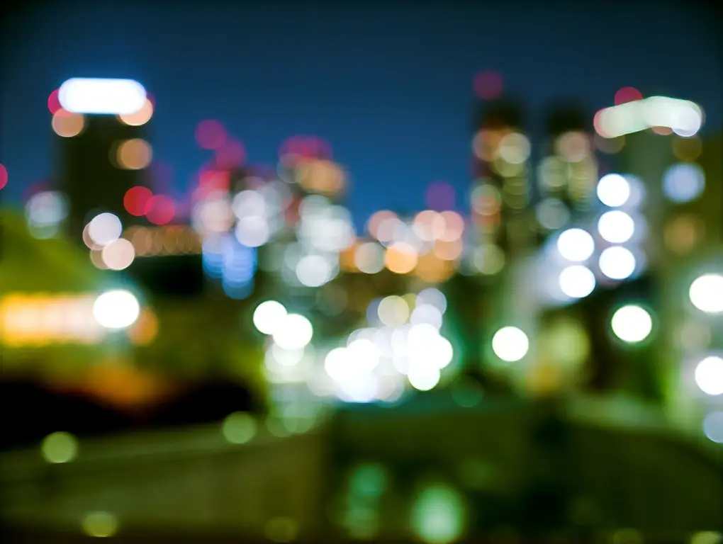 Foto kota Jepang di malam hari dengan efek bokeh