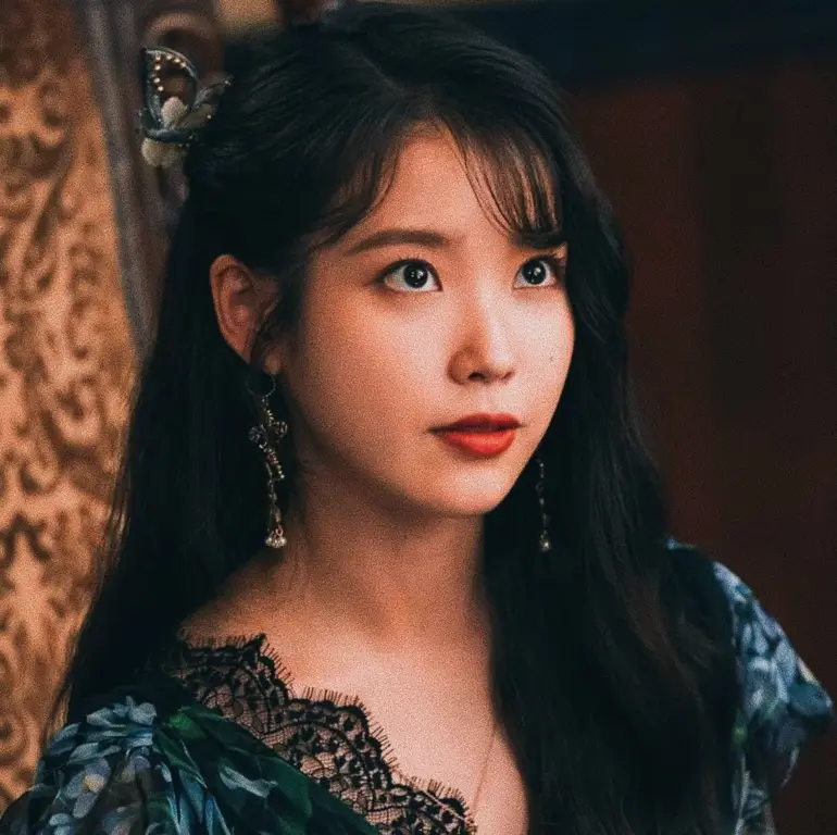 Foto IU sebagai Man Wol di Hotel del Luna