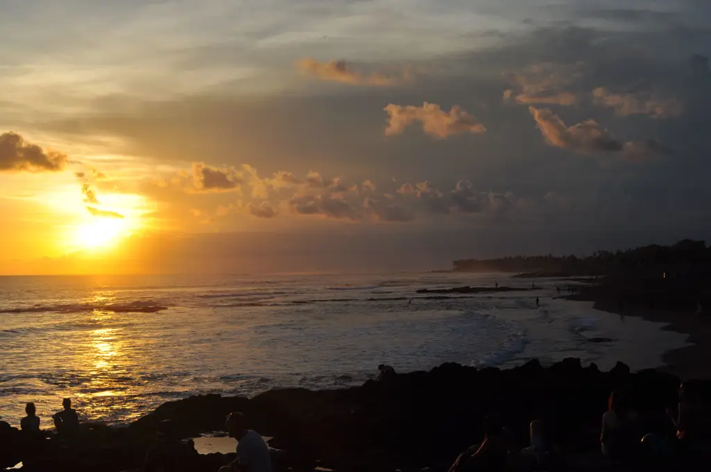 Foto matahari terbenam di Bali