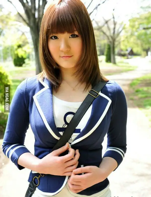 Foto Momoka Nishina yang menawan