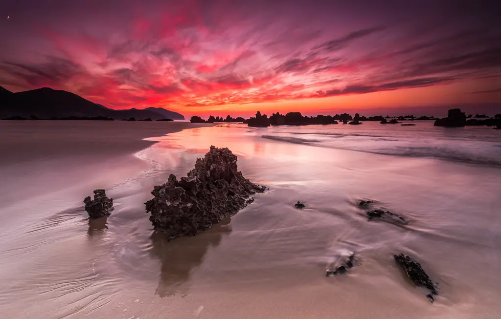 Pemandangan pantai saat matahari terbenam