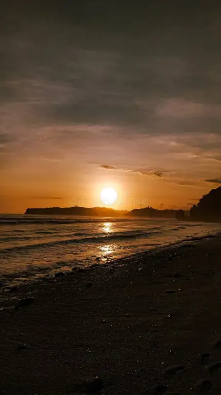 Pantai di Jawa saat matahari terbenam