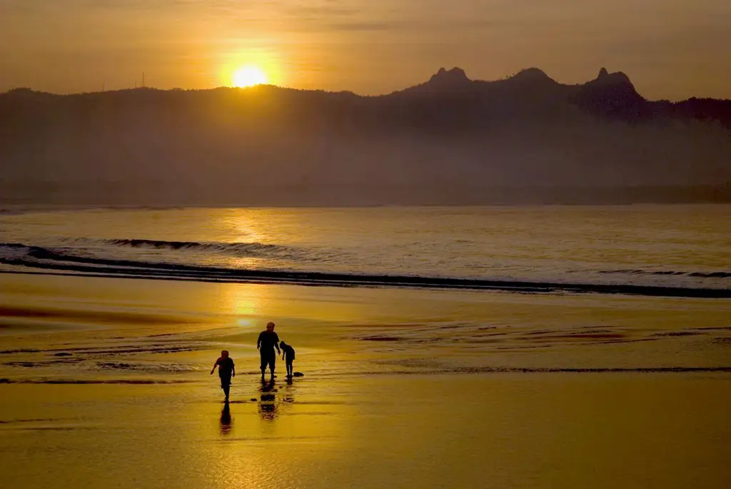 Pemandangan matahari terbenam di pantai Pacitan