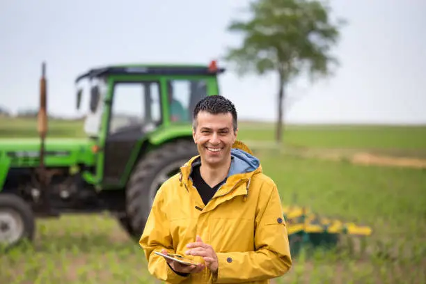 Petani yang gembira dengan traktor baru mereka dari PT Indo Global Traktor