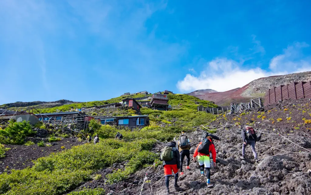 Pendaki menikmati jalur pendakian Gunung Fuji