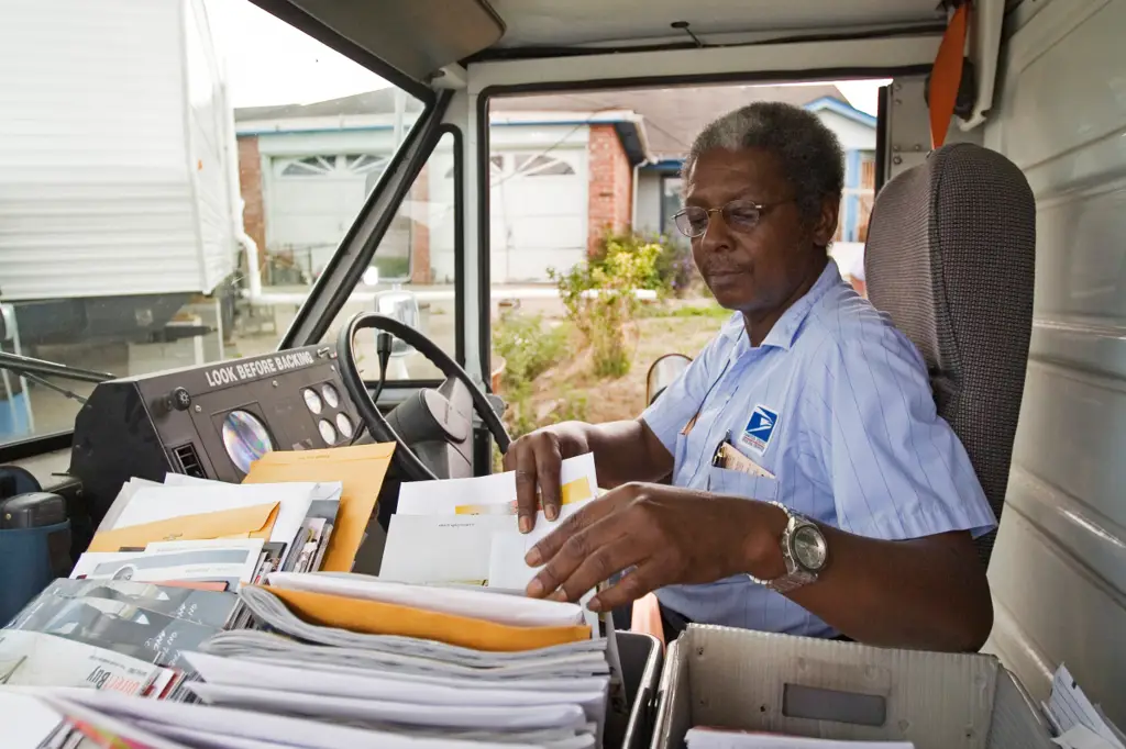 Petugas pos mengantarkan surat