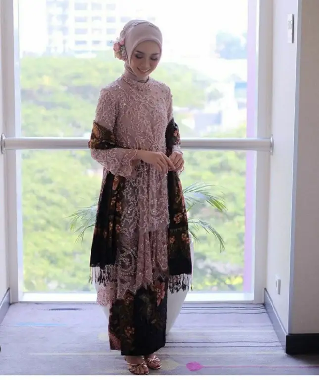 Model kebaya tunangan hijab modern dengan warna-warna elegan.