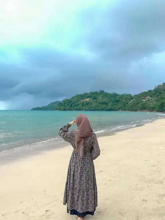 Wanita berhijab berpose cantik di pantai