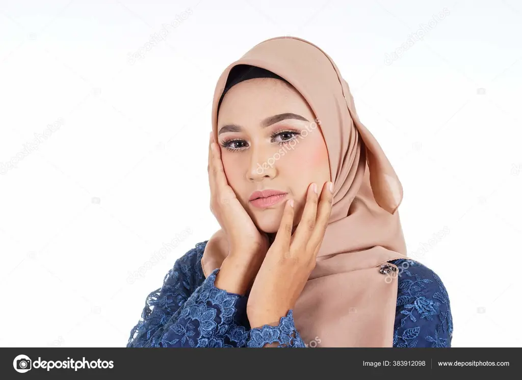 Foto formal wanita berhijab dengan ekspresi percaya diri