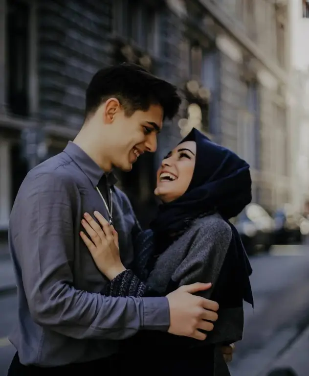 Berbagai pose romantis pasangan muslim berhijab yang natural dan menawan.