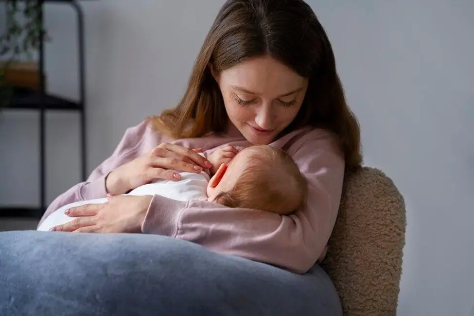 Ibu menyusui bayi dengan posisi yang benar