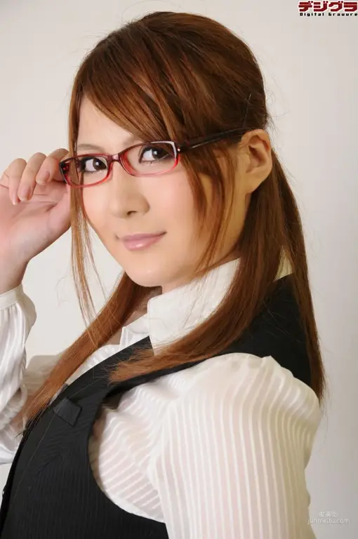 Potret Momoka Nishina