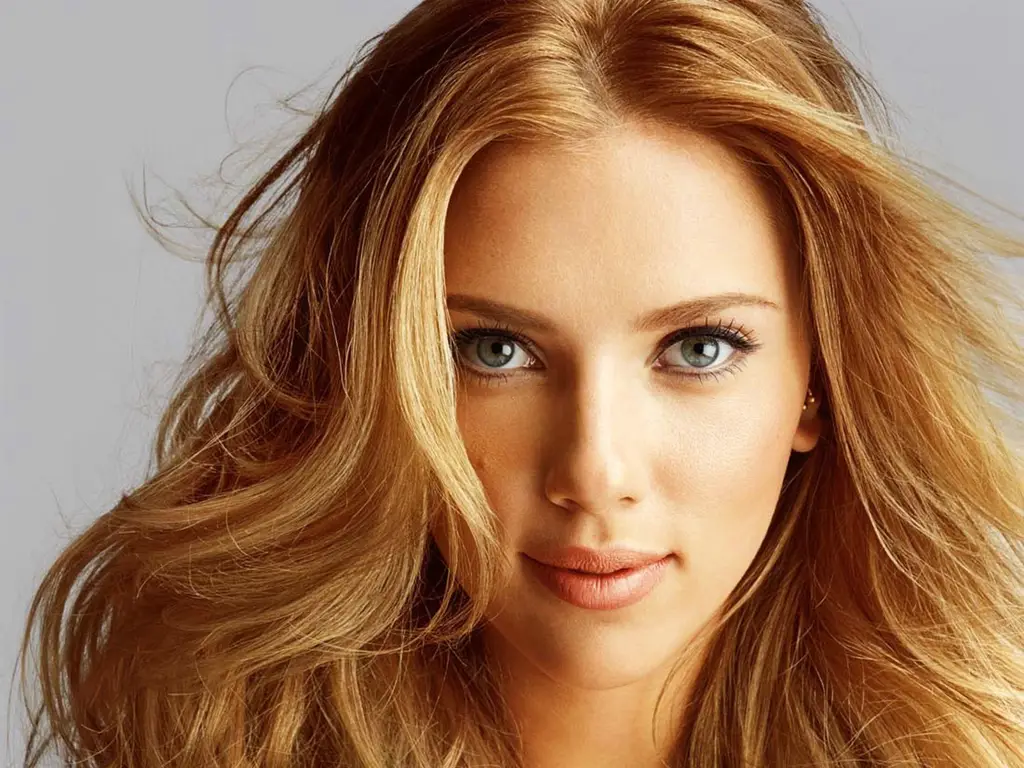 Potret Scarlett Johansson yang elegan