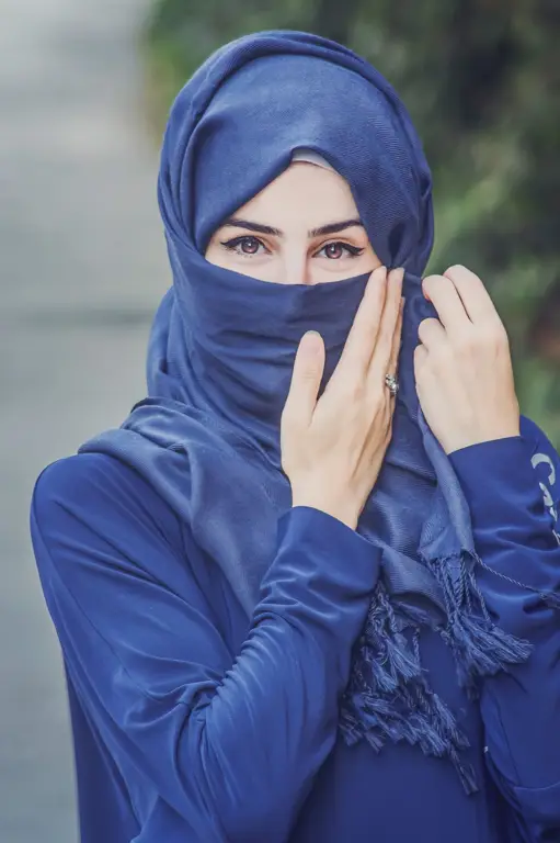 Wanita berhijab dengan background alam yang indah