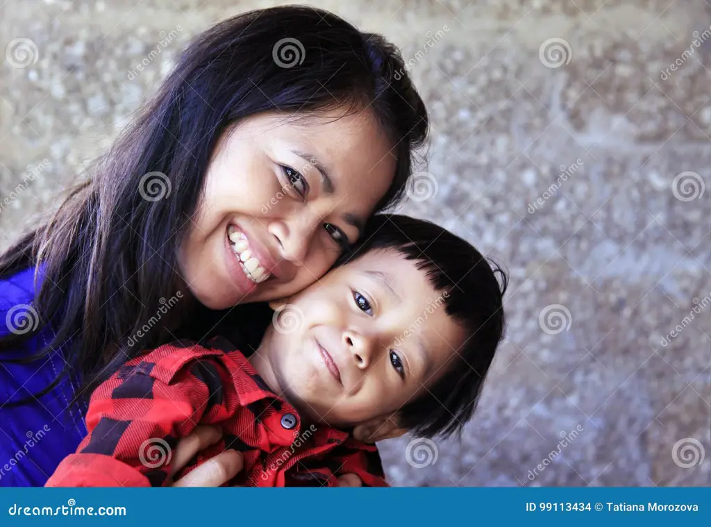 Ibu dan anak laki-laki Asia